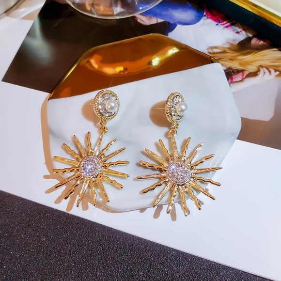 Luxury Gold Earrings - Picture 4 of 5